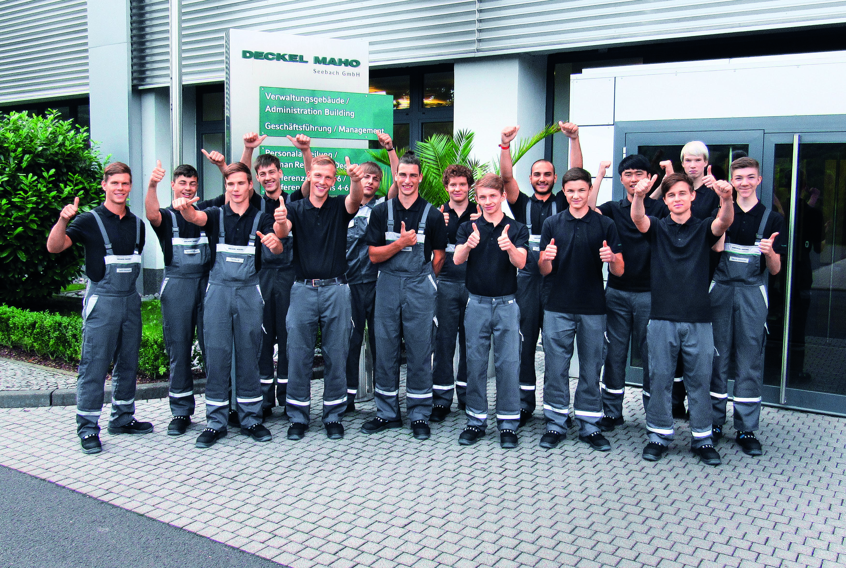 Neue Auszubildende 2015: 17 Nachwuchskräfte haben bei der DECKEL MAHO Seebach GmbH ihre Ausbildung begonnen.