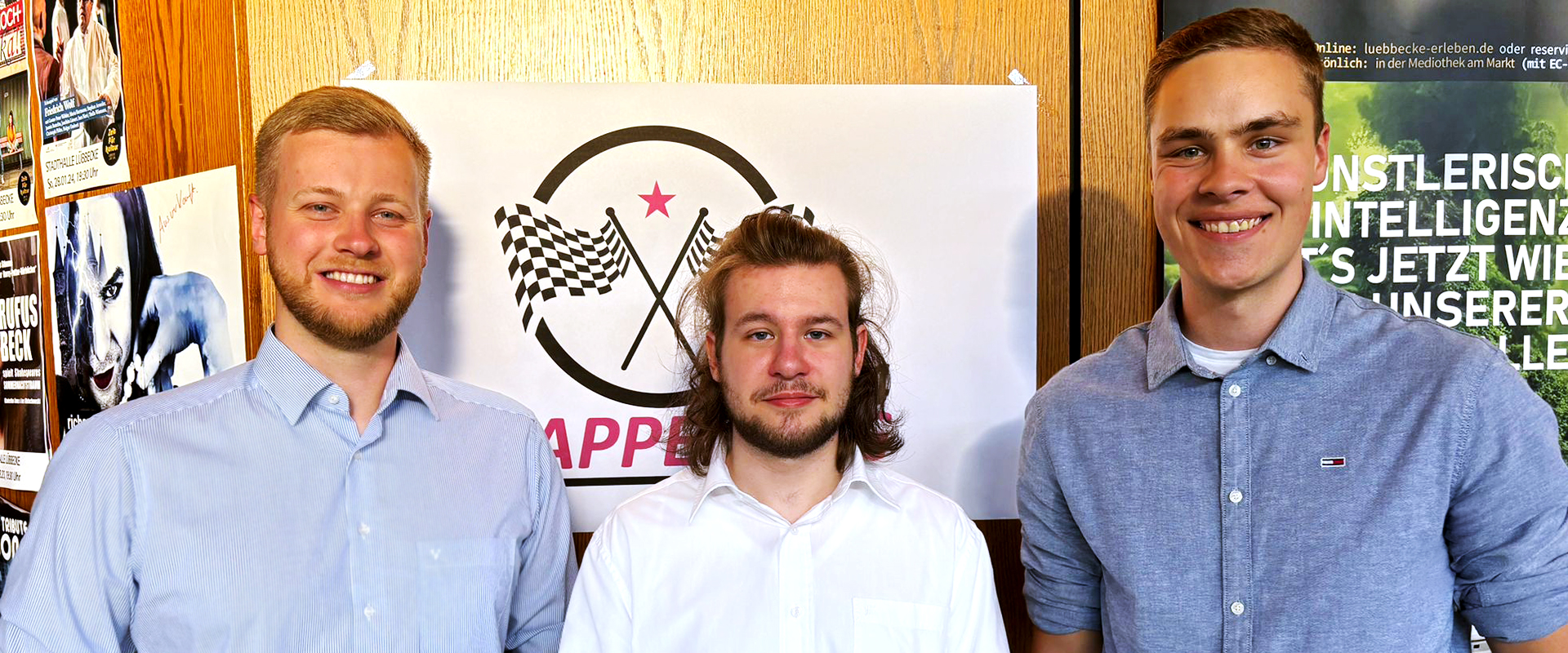 Lukas Wittemeier, Stuart Töws und Florian Stöver (v. l. n. r. ) bei der Zeugnisübergabe in der Stadthalle Lübbecke