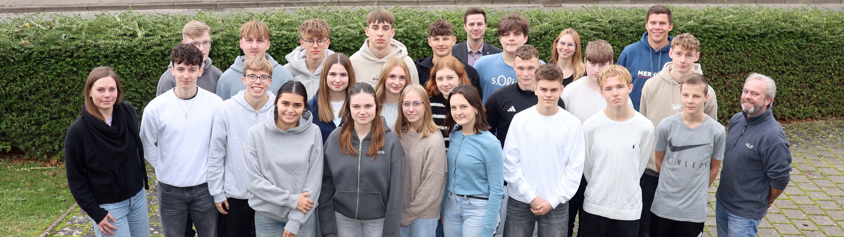 Schüler, Lehrer und Mitarbeiter der Merkur Group beim Wirtschaftsplanspiel.