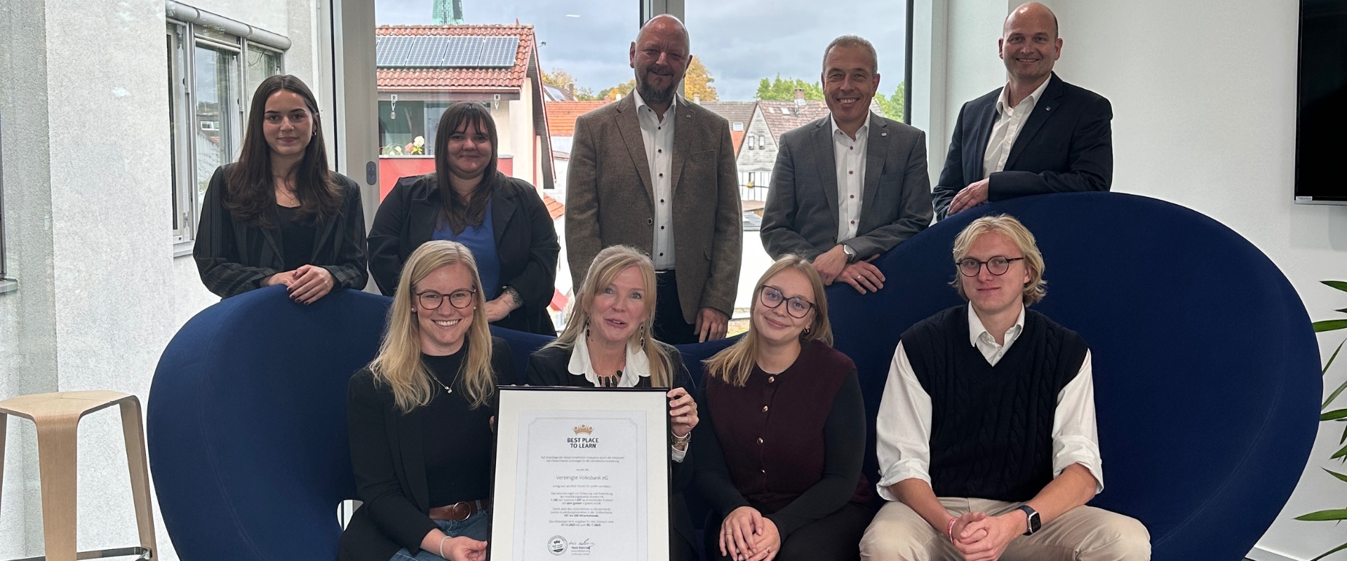 Das Team der Vereinigte Volksbank eG freut sich über die erneute Auszeichnung.