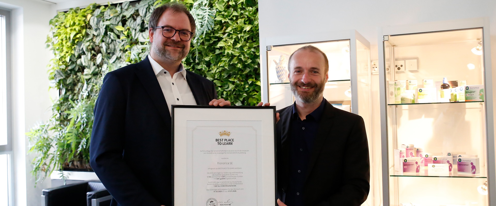 Niels Köstring von AUBI-plus (links) übergibt die Urkunde an  Thomas Stiegler, Ausbildungsleiter bei Bionorica.