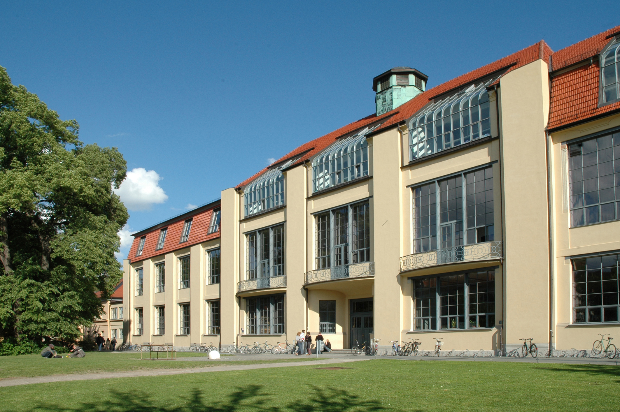 Das Hauptgebäude der Bauhaus-Universität gehört zum UNESCO Weltkulturerbe