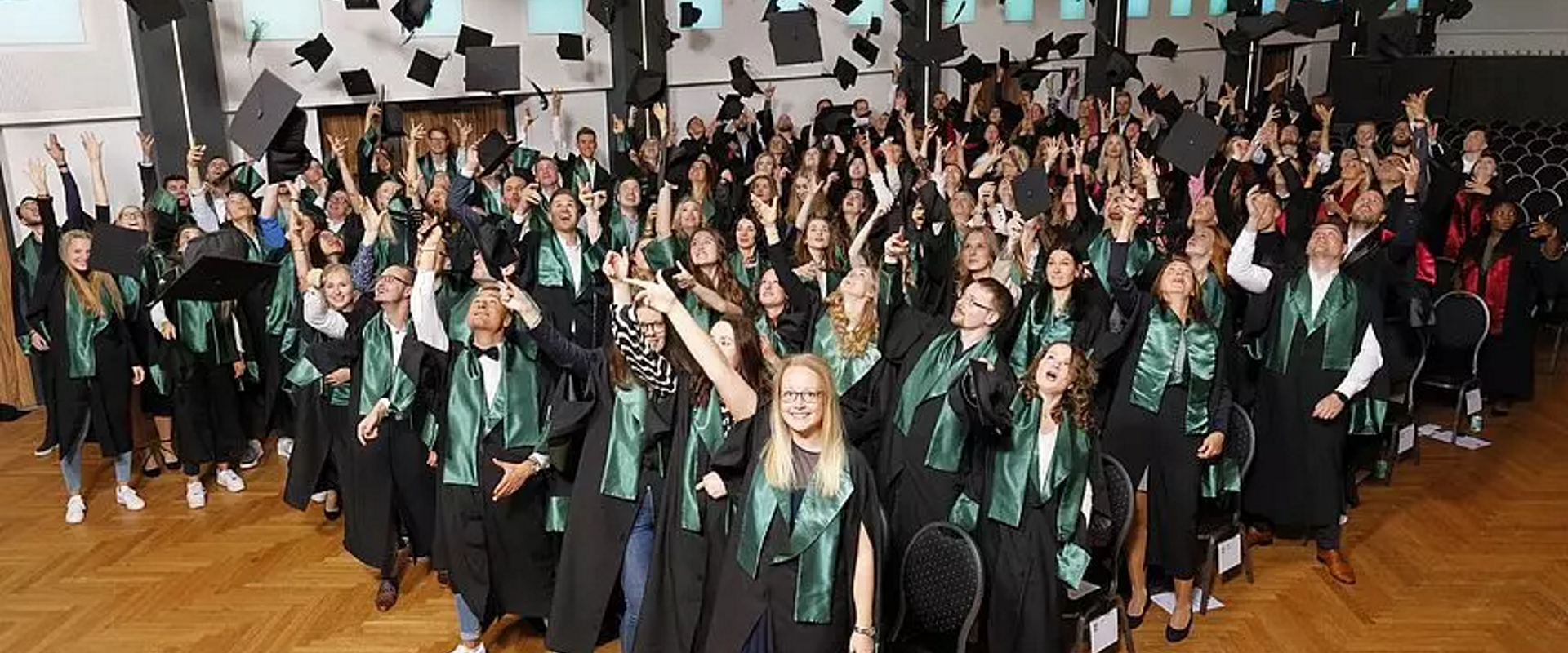 250 FOM Studierende feiern ihren Bachelor- und Master-Abschluss