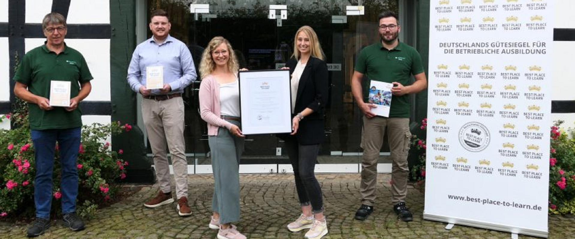 Das Team von Kesseböhmer präsentiert stolz das Gütesiegel „Best place to learn“