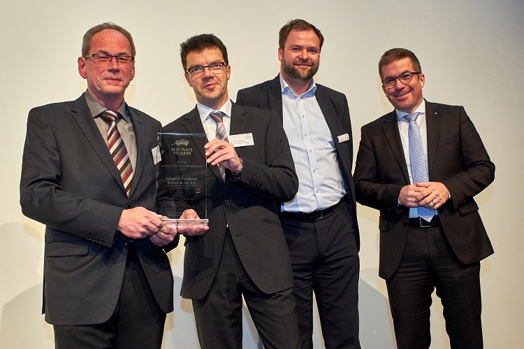 Rainer Wiedemann und Bertin Neubert von Füngers Feinkost nehmen die Auszeichnung entgegen. Es freuen sich mit ihnen: Niels Köstring von AUBI-plus und Michael Knee von der Volksbank Neckartal (v.l.n.r.)