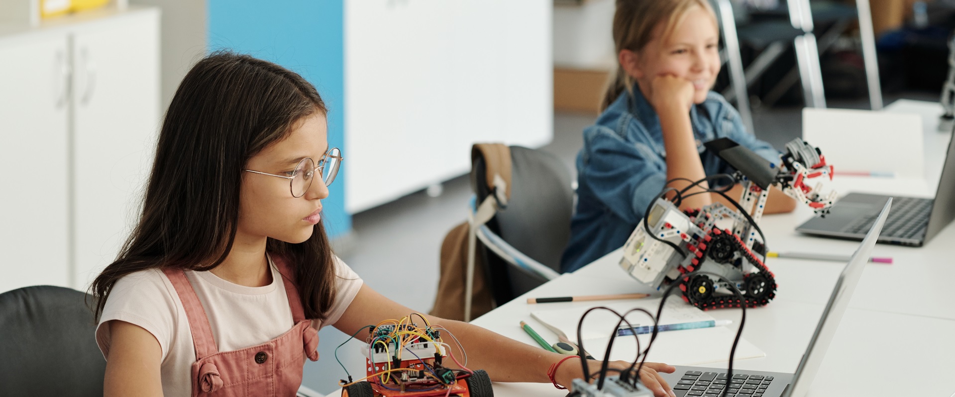 Der Mädchen-Zukunftstag gibt praktische Einblicke in technische und naturwissenschaftliche Berufe.