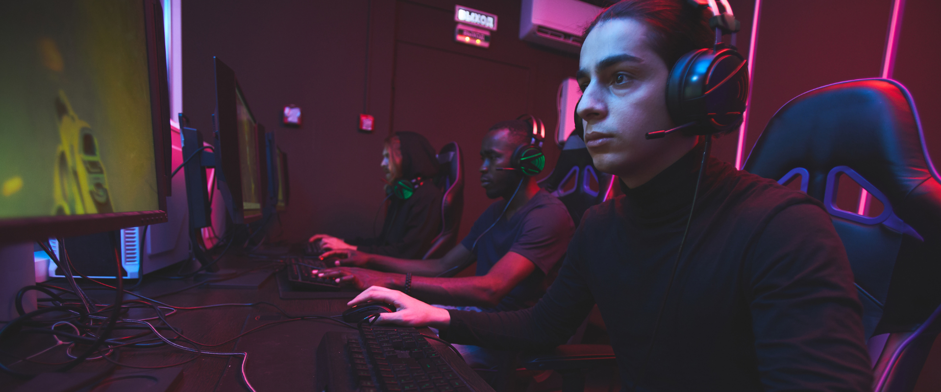 E-Sportlerin am arbeiten.