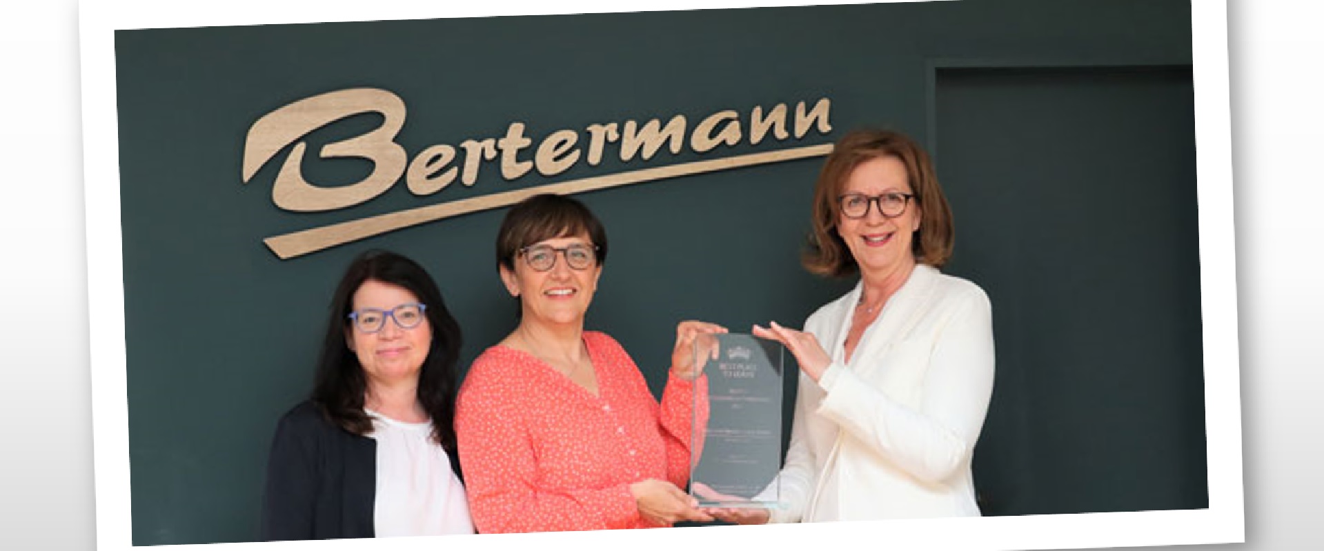 Tanja Bruns (Personalreferentin), Martina Heilmann (Bertermann Akademie) und Angela Haß (Geschäftsführerin) mit dem Bestenpreis
