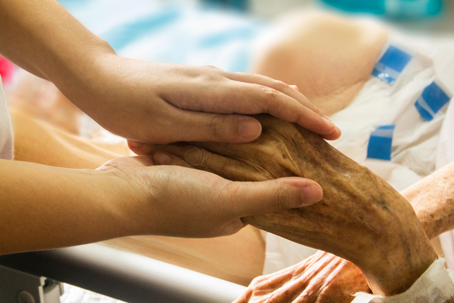 Hand in Hand: Die Altenpfleger unterstützen Senioren in ihrem Alltag.
