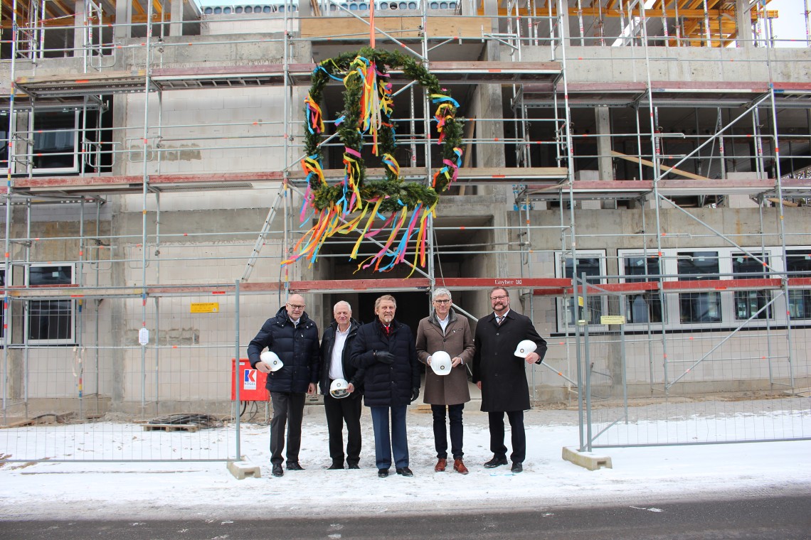 Unternehmensgründer und Bauherr Paul Gauselmann (M.) begrüßte zum Richtfest des neuen Bürogebäudes in der Merkur-Allee.