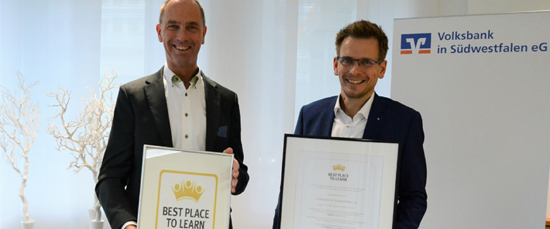 Vorstand Jens Brinkmann (links) und Personalchef Rainer Marwedel sind stolz auf die Auszeichnung.