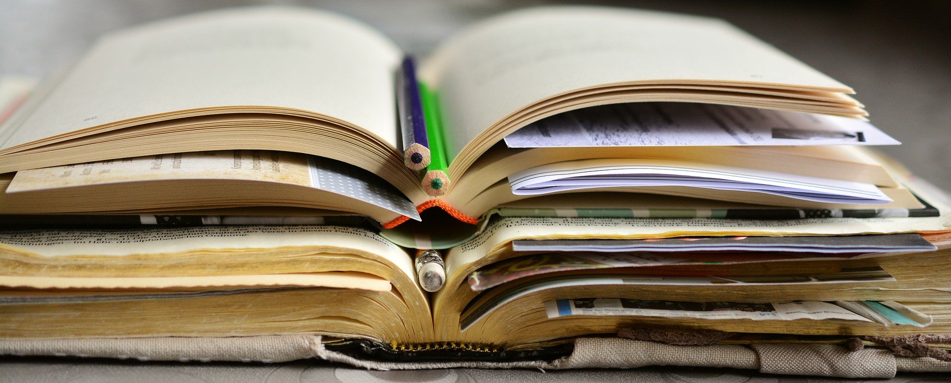 Bücher, Notizen und vieles mehr - im Studium wird einiges auf dich zukommen