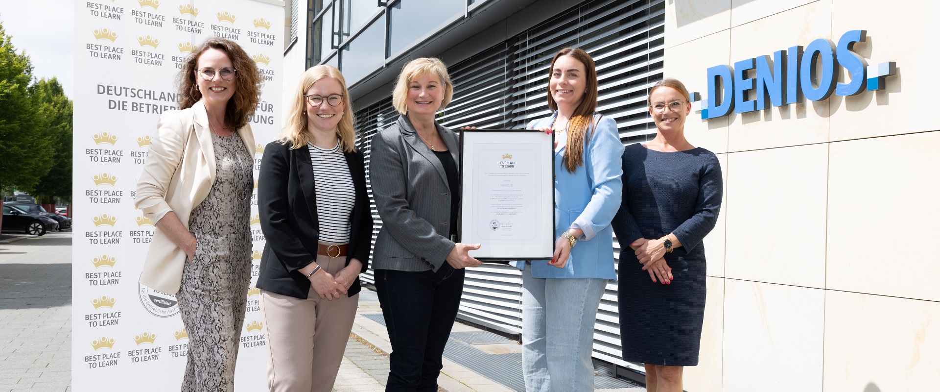 Sie präsentieren stolz das neue BEST PLACE TO LEARN-Zertifikat (v.l.n.r.): Ricarda Fleer (Managing Director bei DENIOS), Annika Hodde u. Andrea Milberg (beide AUBI-plus), Lena Vollmer u. Helgard Meffert (beide Abteilung HR bei DENIOS)