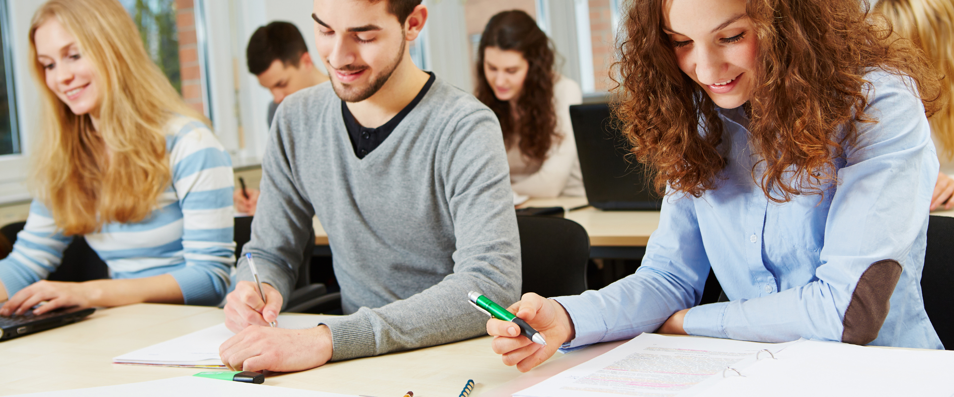 Studierende am studieren.