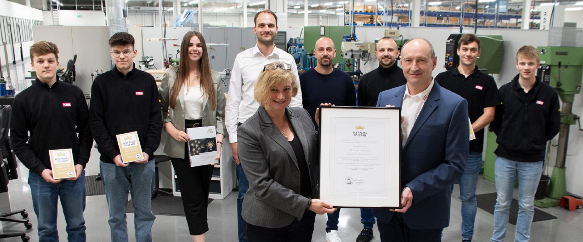 Andrea Milberg (AUBI-plus) übergibt das Siegel an Thomas Lalk (Leiter Ausbildung)