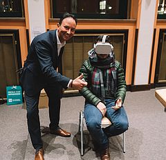 Ein Schüler testet die VR-Brille und ist begeistert.