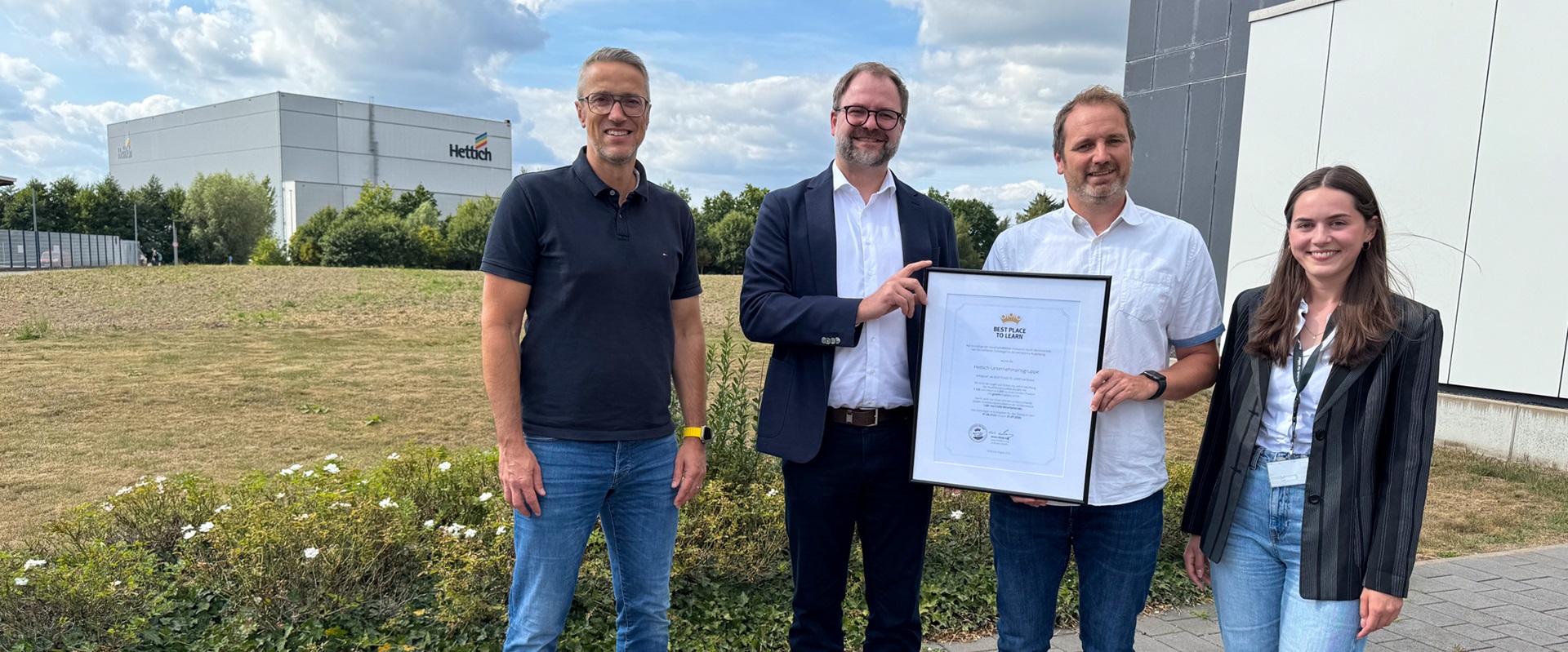 Dirk Bartz und Lars Bohlmann (Hettich) mit Niels Köstring und Lena Newton (AUBI-plus) bei der Zertifikats-Übergabe.