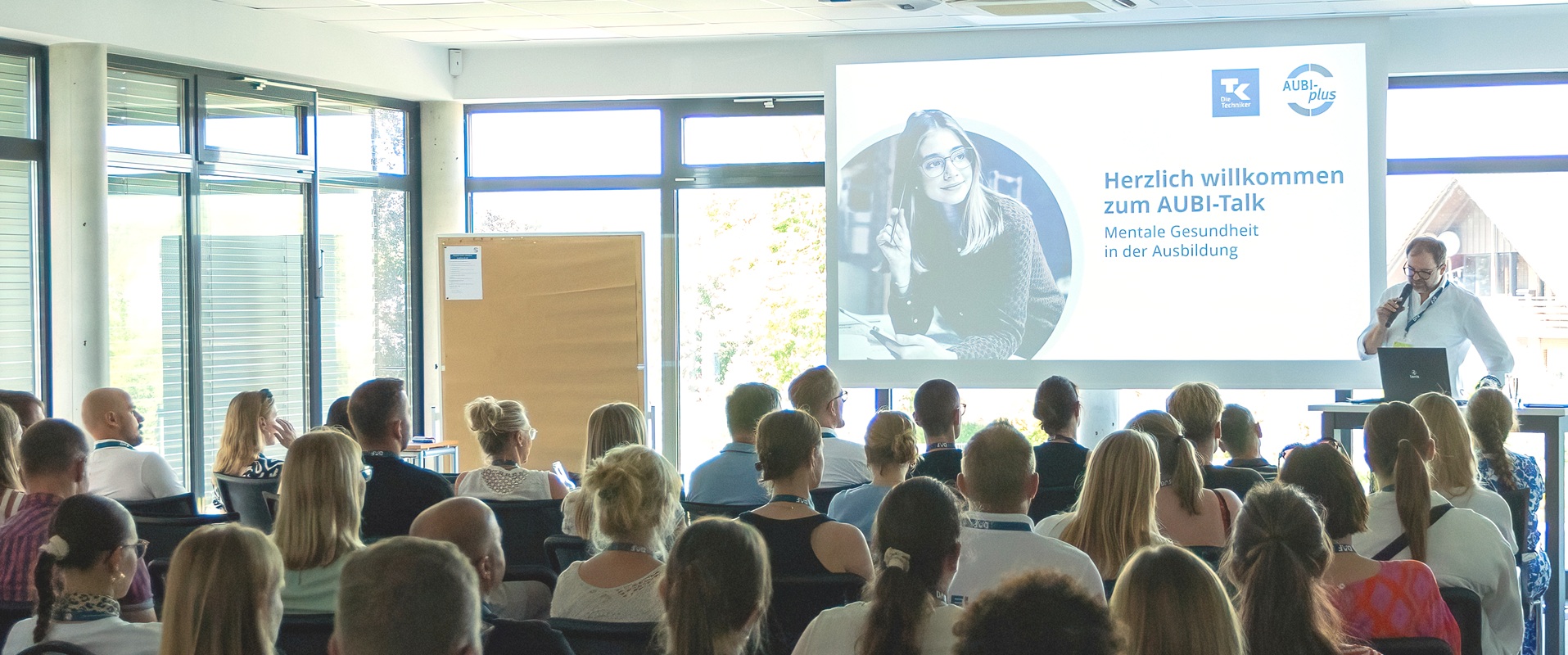 Niels Köstring begrüßt die Teilnehmer zum AUBI-Talk