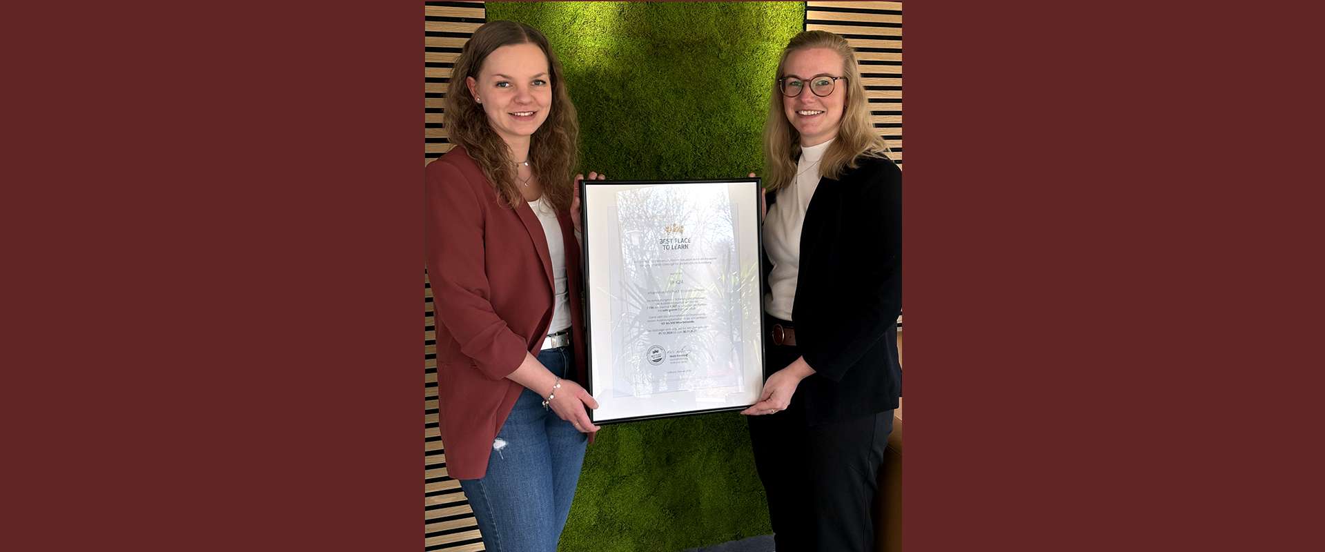 Annika Hodde von AUBI-plus (rechts) übergibt der BKK24-Ausbildungsverantwortlichen Meike Bredemeyer die begehrte Urkunde.