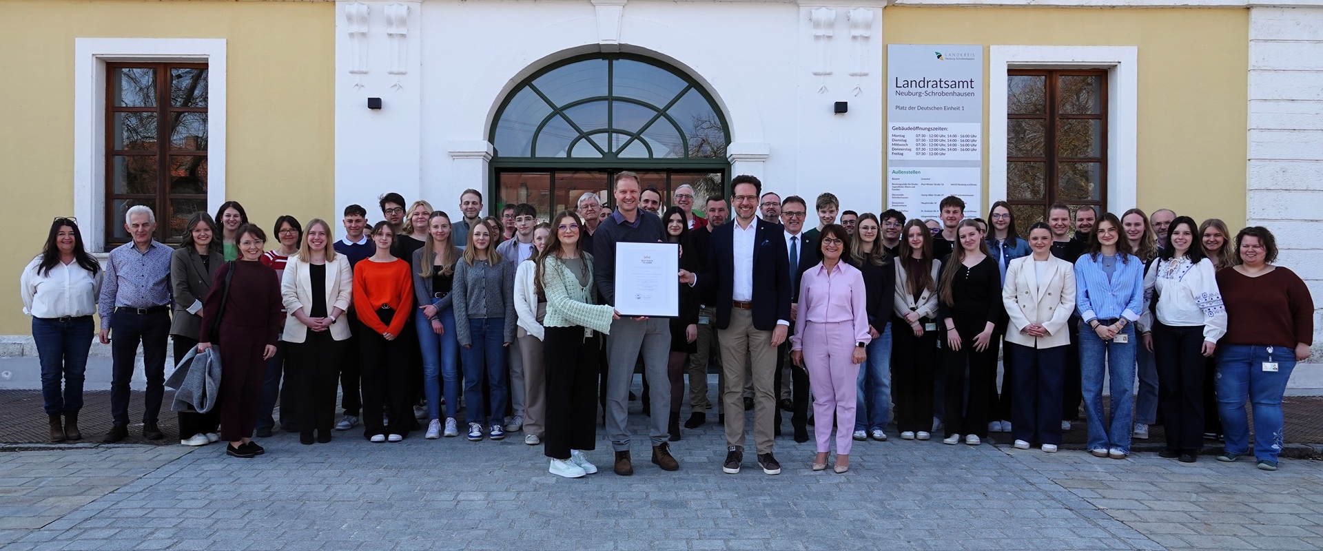 Das gesamte Team des Landratsamt Neuburg-Schrobenhausen freut sich über das Gütesiegel