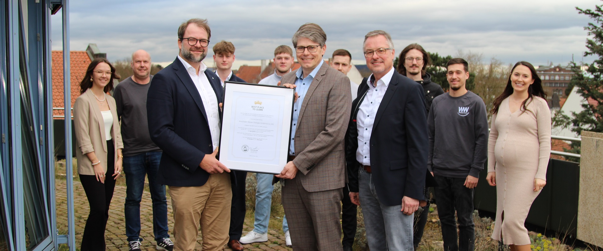 Niels Köstring übergibt die Urkunde an Guido Merzbach und Burkhard Thiele (vorn v. l.).