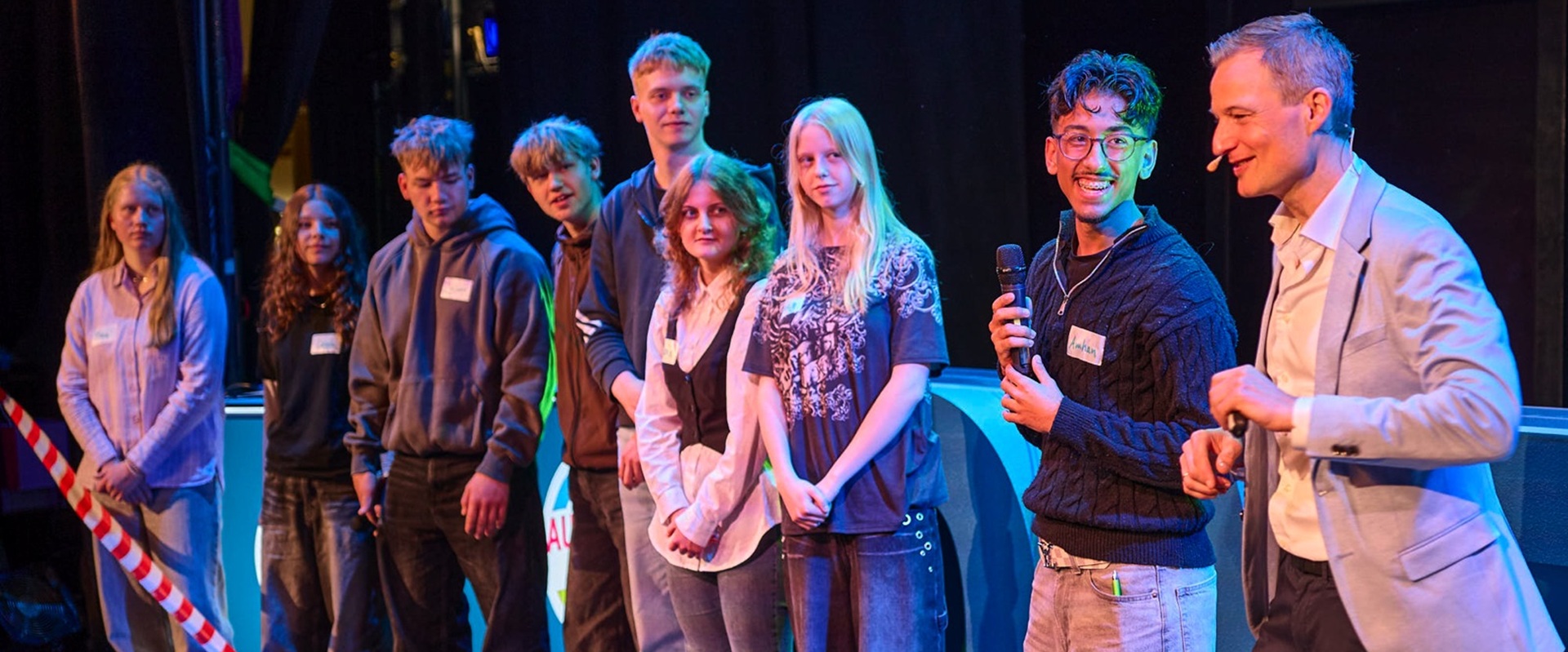 Simon Schnetzer (ganz rechts) mit Fritz, Julian, Tiana, Maxim, Lucy, Lena, Henry und Leyla.