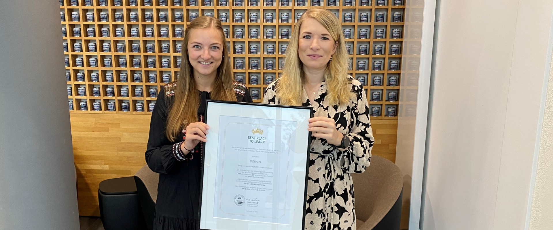Lys Vormann (links) und Amelie Ullosat mit der Urkunde