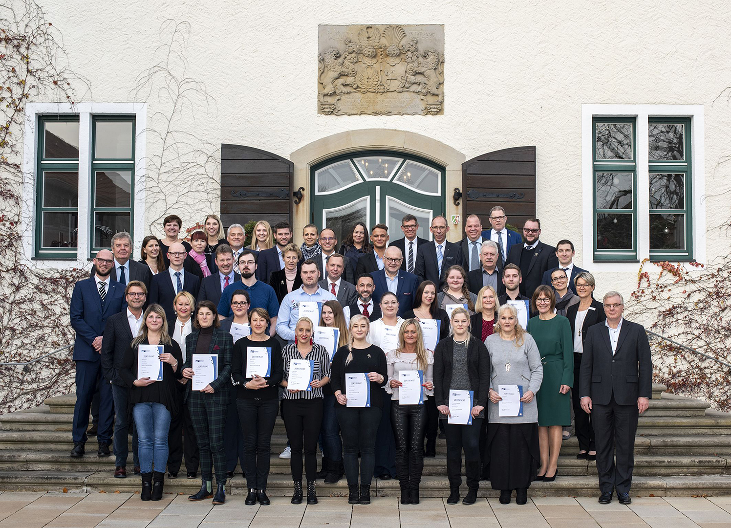 Die Absolventinnen und Absolventen der ibF erhielten auf dem Schloss Benkhausen ihre Zertifikate.