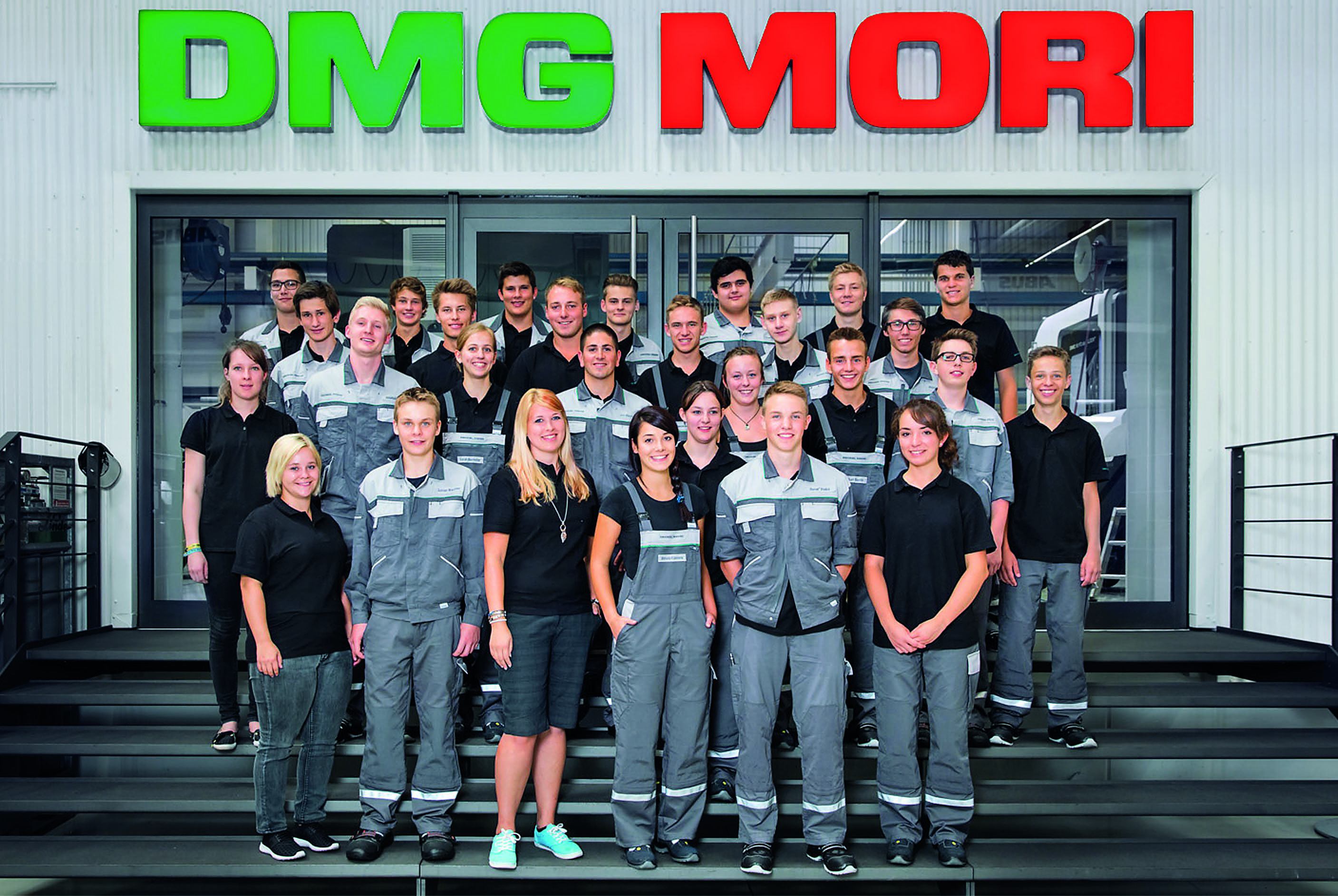 Neue Auszubildende 2015: 29 Nachwuchskräfte haben bei der DECKEL MAHO Pfronten GmbH ihre Ausbildung begonnen