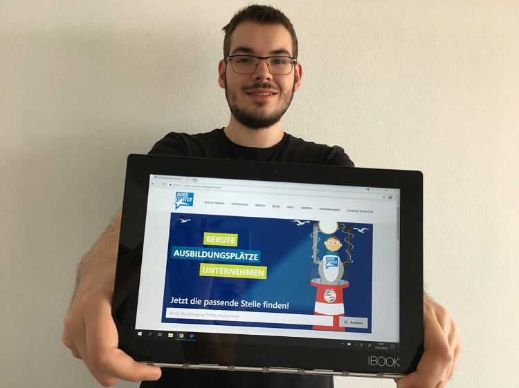Junior-Entwickler Tobias Drees zeigt stolz die neue Ausbildungsplattform Nordstarter