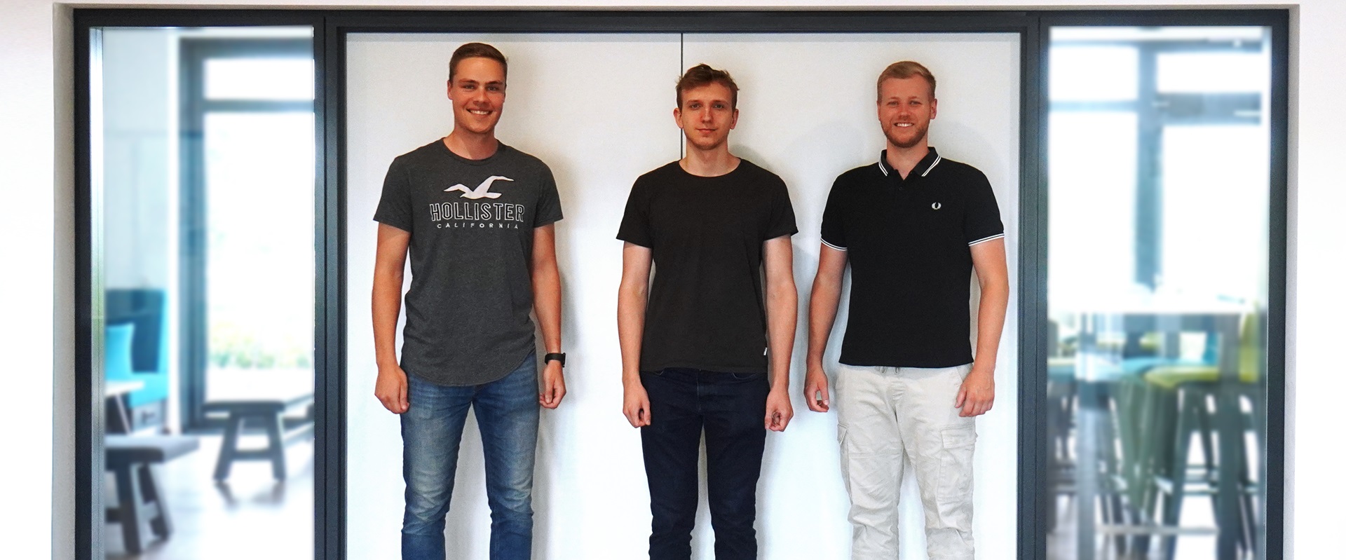 V. l. n. r.: Florian Stöver (Ausbilder IT), Tim Luca Ahrens und Lukas Wittemeier (Ausbildungsleitung)