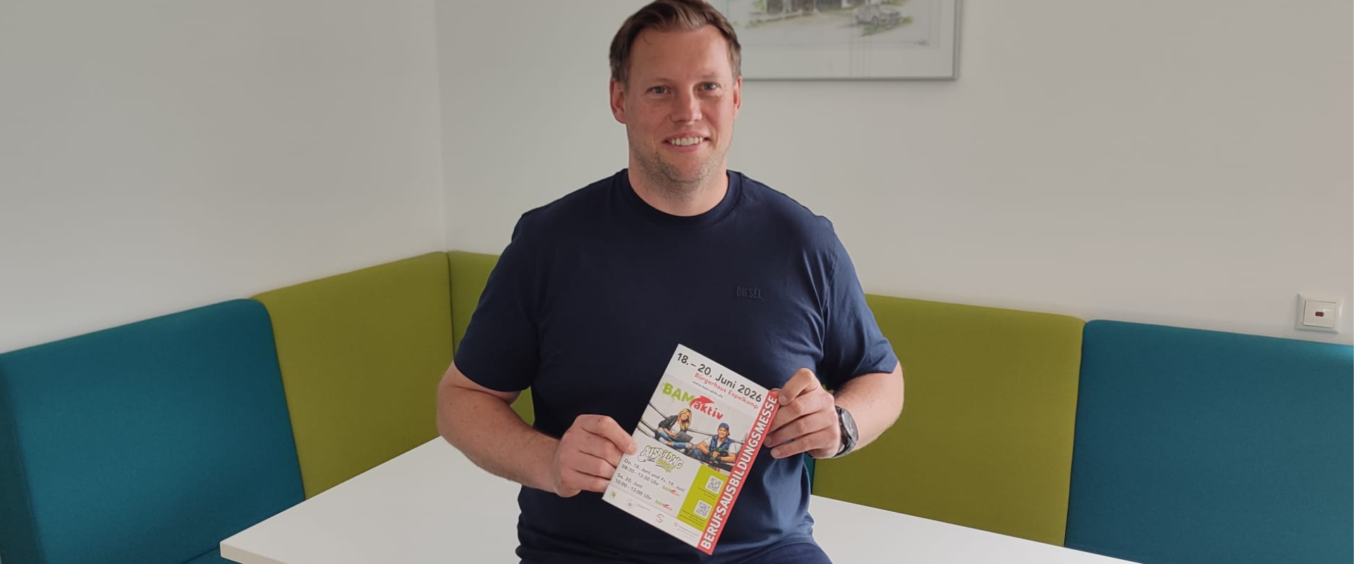 Dominik Lindemeier zeit das Programmheft zur BAM aktiv