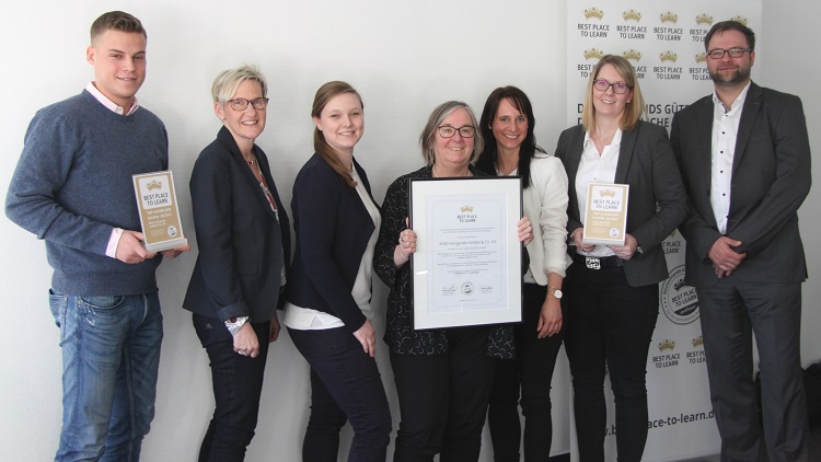 Dr. Sonja König von KIND (Mitte) und ihr Team bei der offiziellen Zertifikatsverleihung durch Niels Köstring von AUBI-plus (ganz rechts)