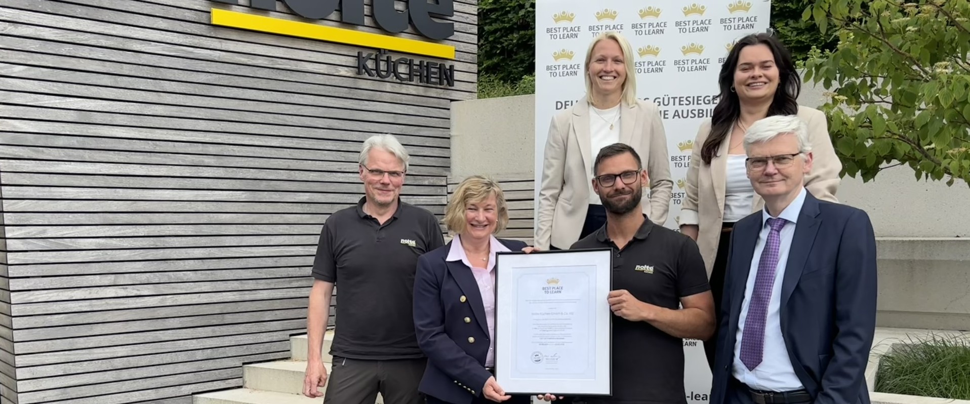 Oben: Annika Lange (Teamleitung Personalentwicklung & Ausbildung), Jovana Matkic (Ausbilderin Industriekaufleute) Unten: Jens Rotert (Ausbilder), Andrea Milberg (AUBI-plus), Michael Hörstel (Ausbilder) und Andreas Schlüter (Personalleiter)