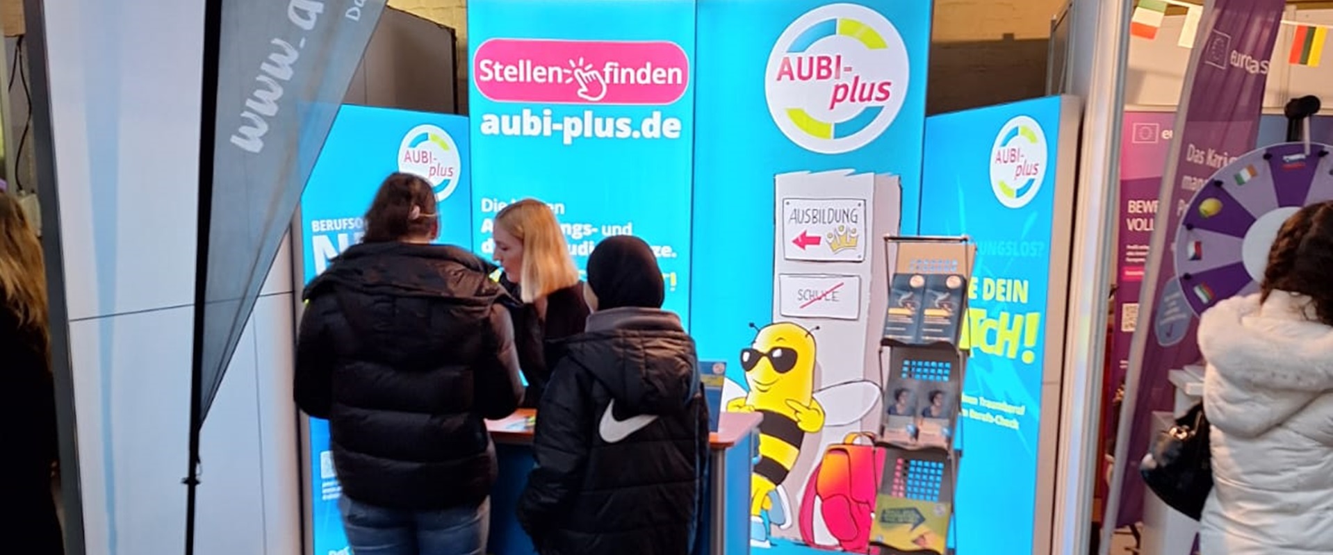 Sarah Detering berät die Messebesucher