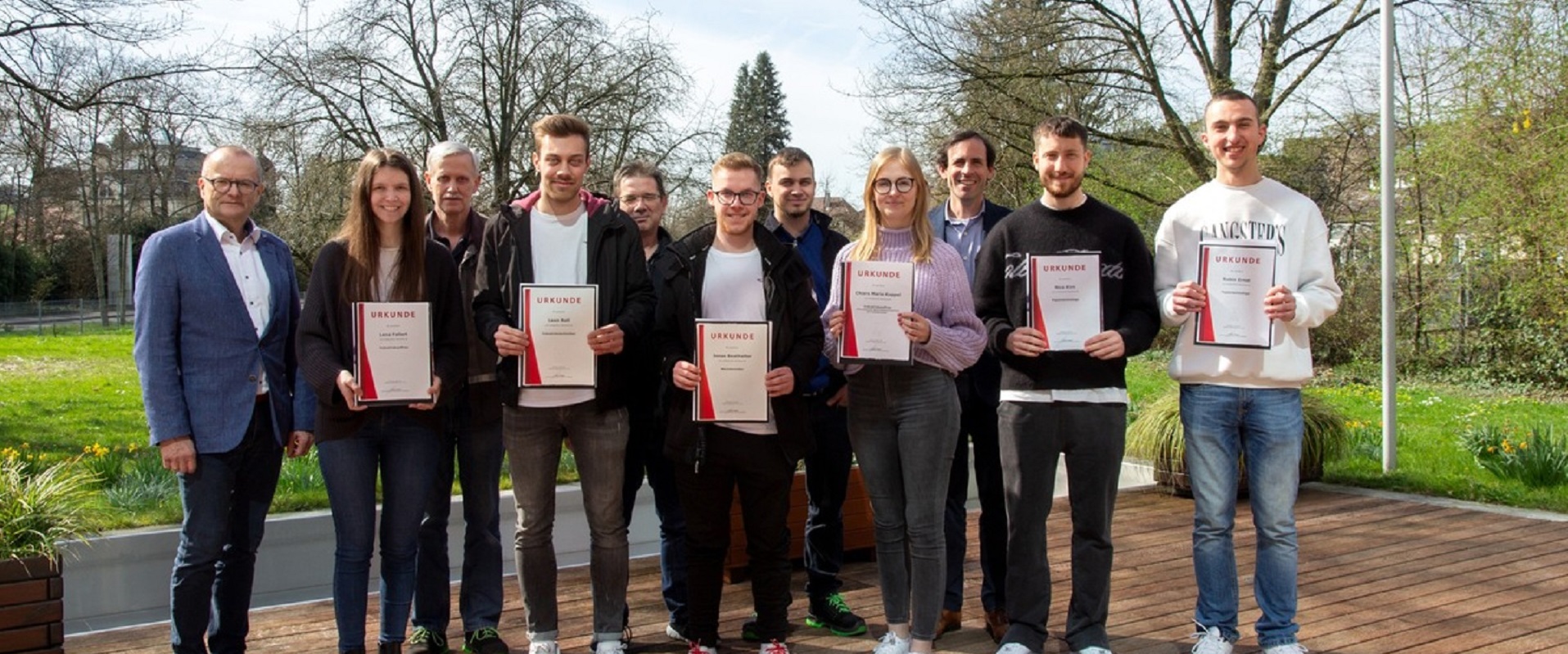 Die Prüfungsabsolventen am Standort Oberkirch erhalten ihre Urkunden zur erfolgreichen Ausbildung.