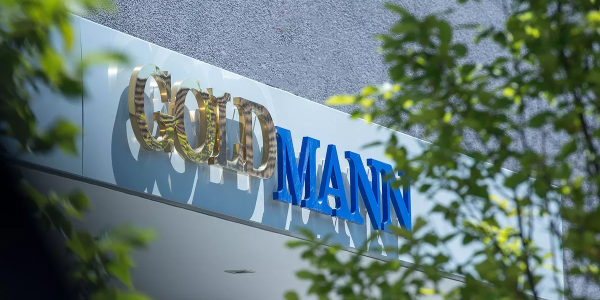 Firmen-Logo über Eingang