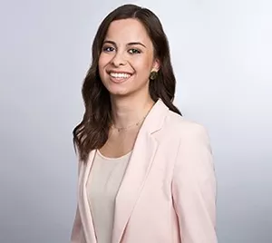 Oezlem, Kauffrau für Versicherungen und Finanzen