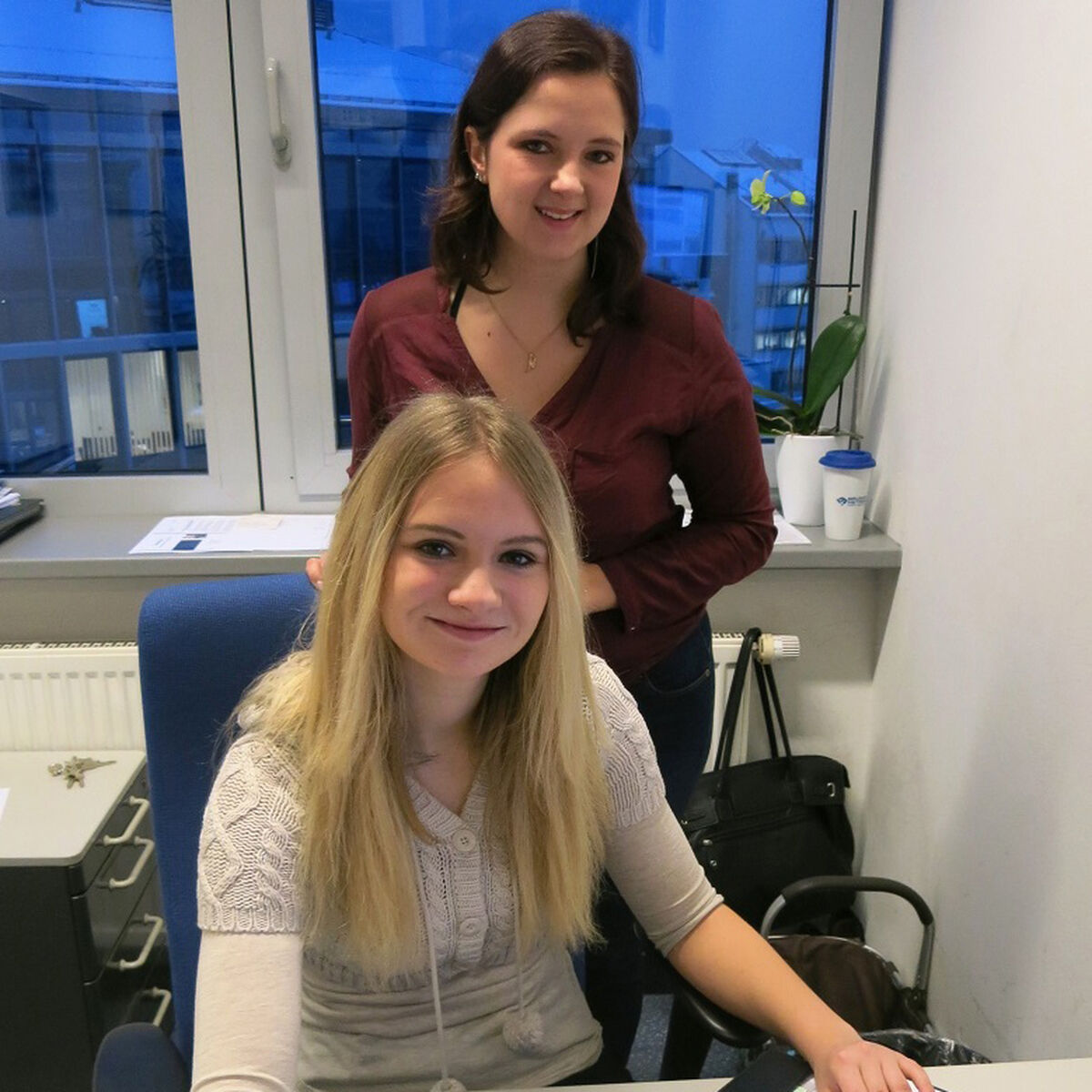 Celina und Nicole am Arbeitsplatz