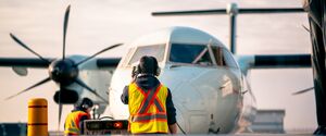 Pilot, Flugbegleiter, Zoll oder Flugbetrieb - Berufe am Flughafen.