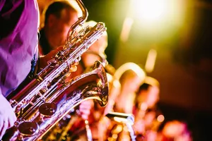 Saxophonist beim Konzert
