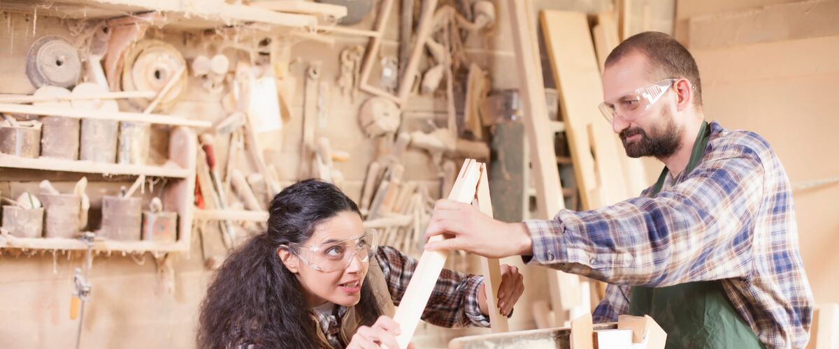 In handwerklichen Berufen arbeitest du mit den unterschiedlichsten Materialien, darunter auch mit Holz.