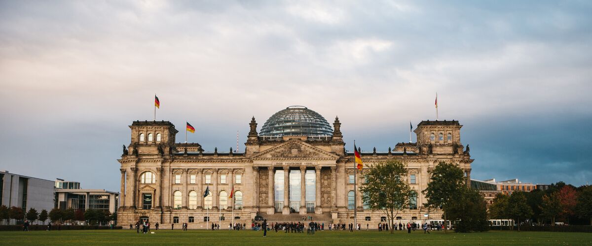 Im Reichstag treffen sich die Politiker des Deutschen Bundestags zu Konferenzen und Debatten.