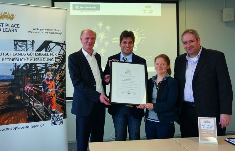 Dieter Sicking (Geschäftsführer AUBI-plus) überreicht das Zertifikat “Best Place To Learn“ an Carl Michael Werthenbach (Geschäftsführer), Verena Riewe (Personalreferentin) und Ralf Nübel (Leiter Personal).