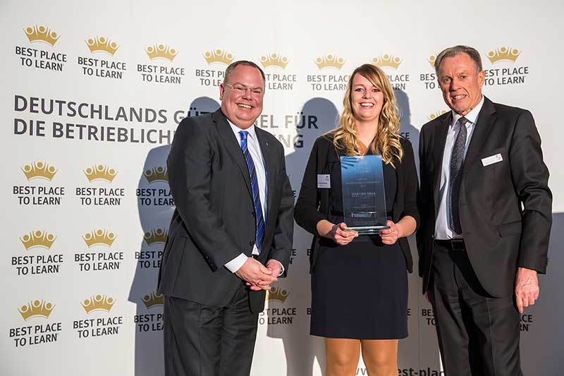 HARTING Ausbildungsleiter Nico Gottlieb (links) und Ausbilderin Jacqueline Heinemeyer nahmen den Preis von AUBI-plus-Geschäftsführer Heiko Köstring entgegen.