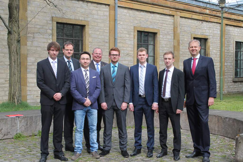 Die frisch gebackenen Fachkräfte Lennard Niekamp, Erich Dombrowski, Sven Bollmann, Simon Dick und Mathias Penner wurden für ihre hervorragenden Prüfungsergebnisse geehrt.