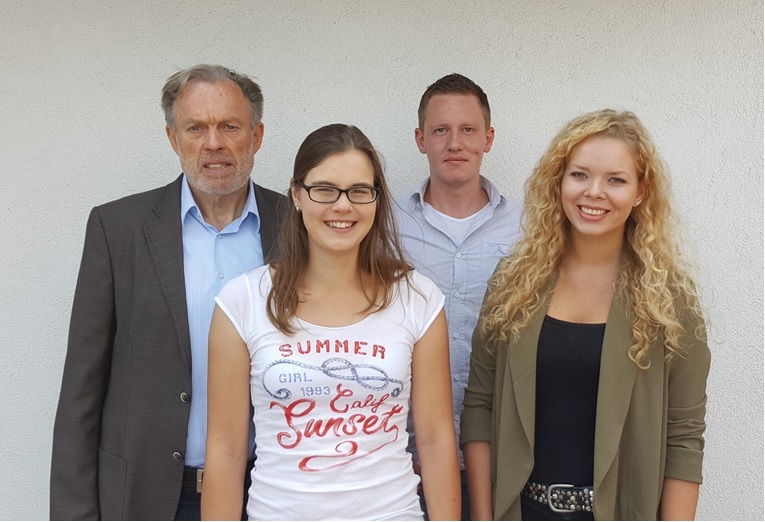 Geschäftsführer Heiko Köstring mit den neuen Fachkräften Cira-Lisa Struckmeier, Timo Liegmal und Melanie Sielemann (v.l.n.r.)