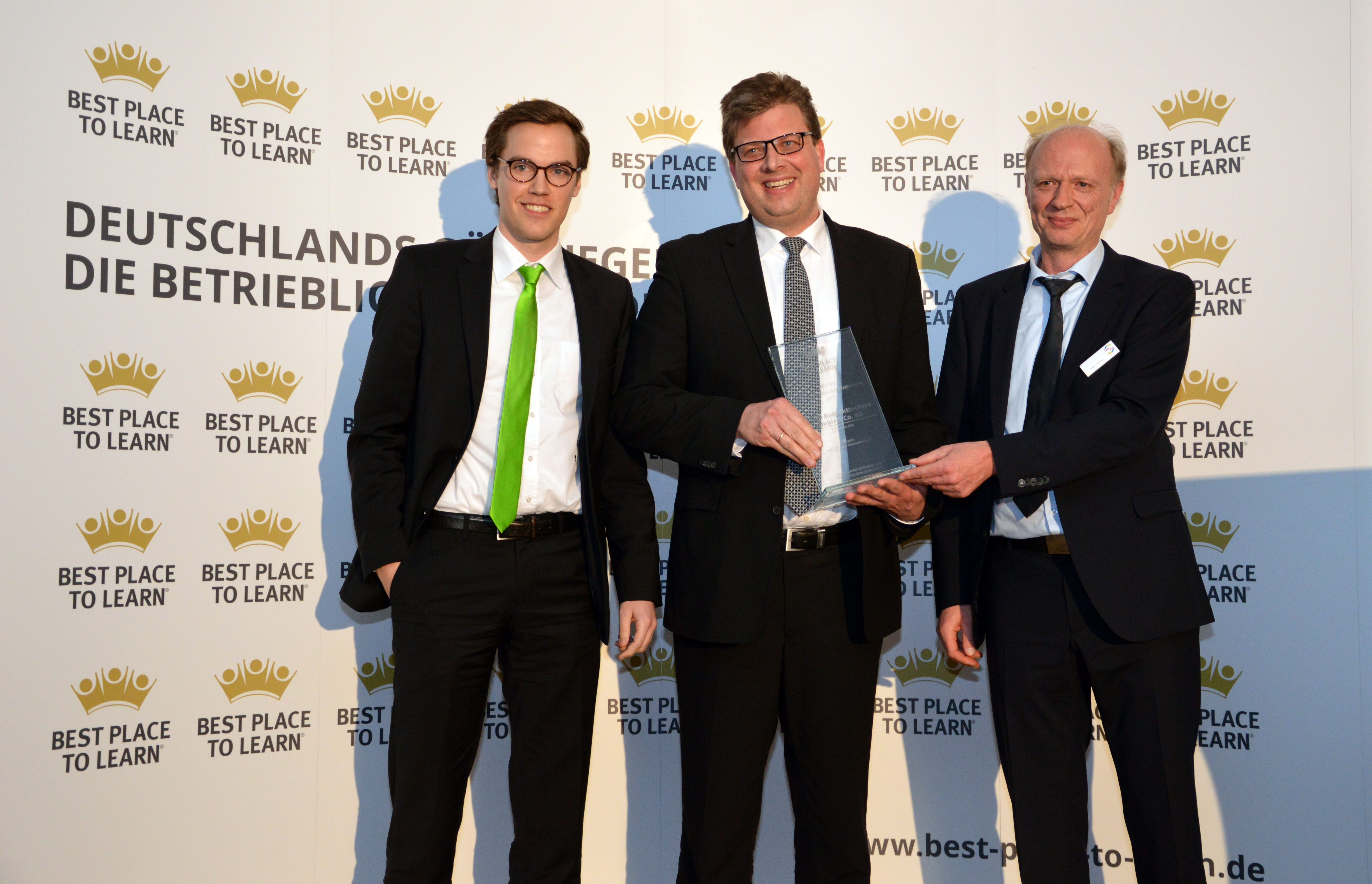Von links: Moritz Lott und Thomas Heimann (beide WAGO) mit Dieter Sicking (Geschäftsführer AUBI-plus) bei der Bestenehrung