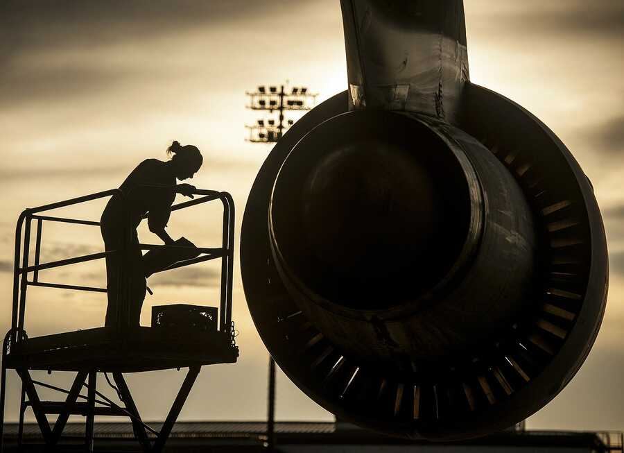 Fluggerätmechaniker bei der Arbeit