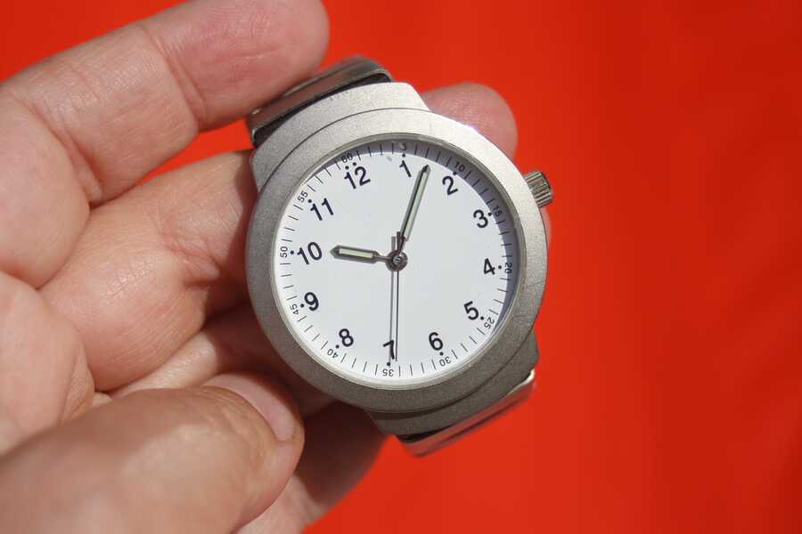 Werkgehilfe Schmuckwarenindustrie, Taschen- und Armbanduhren stellen Schmuck her